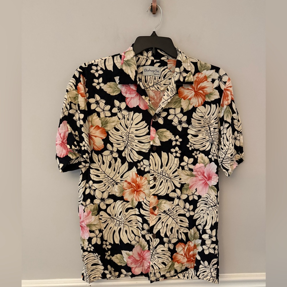 Bishop St. apparel Hawaiian tropical pattern button down
Shirt. L